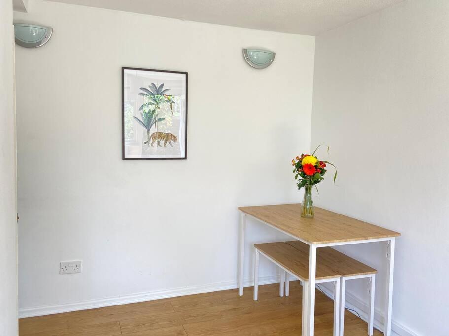 Appartamento Stylish & Tranquil Flat With Excellent Connections Londra Esterno foto