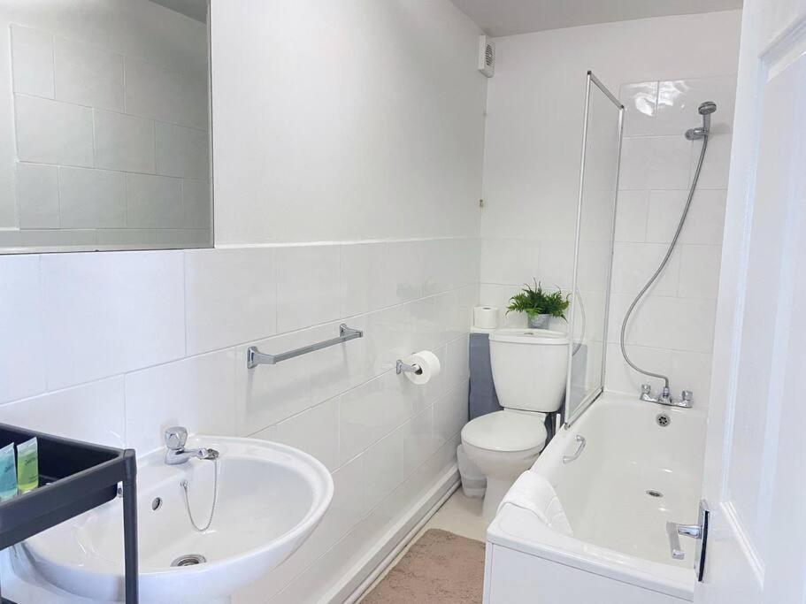 Appartamento Stylish & Tranquil Flat With Excellent Connections Londra Esterno foto