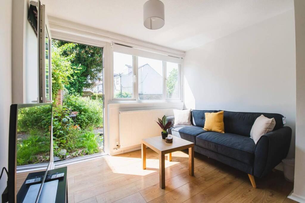 Appartamento Stylish & Tranquil Flat With Excellent Connections Londra Esterno foto